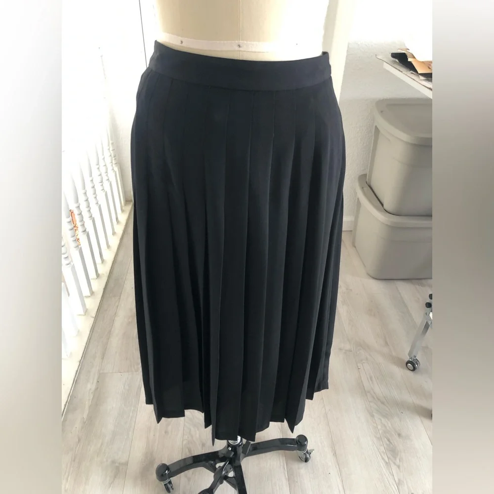 C H A U S, black pleated midi skirt. - Picture 7 of 11